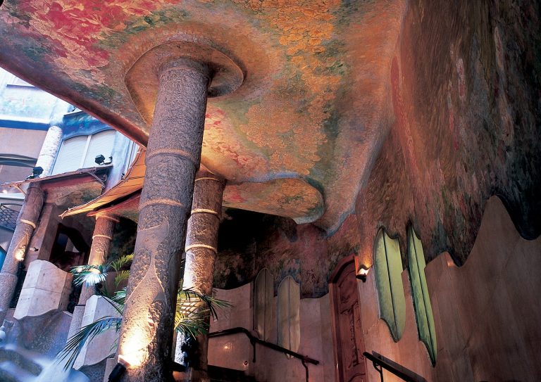 Vue de l'intérieur de la Casa Milà (Barcelone, Catalogne), oeuvre d'Antoni Gaudí)Casa Milà - Barcelone