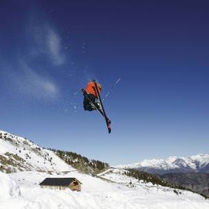 Skieur faisant une acrobatie, Pyrénées de Catalogne