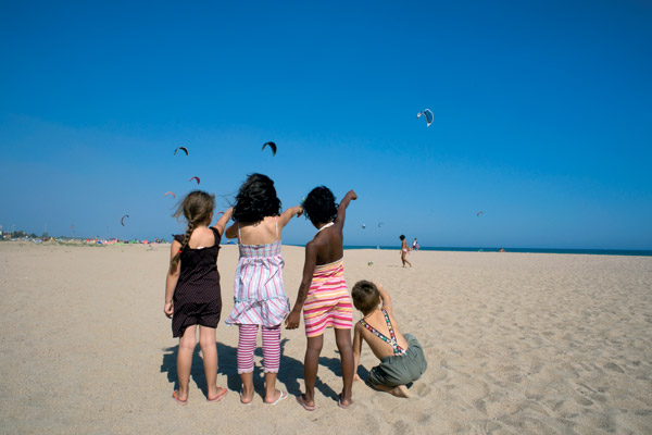 Enfants sur la plage en Catalogne