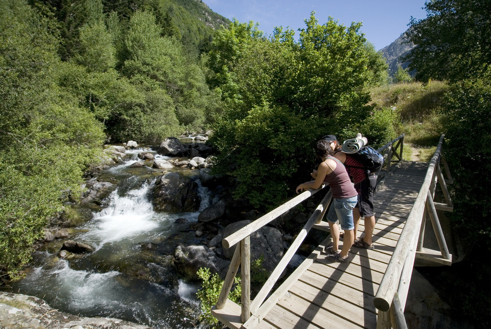 Randonneurs dans la Vall de Boí. Pause sur un torrent de montagne.