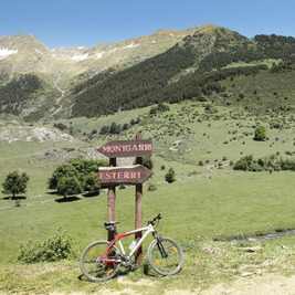 Faire du VTT dans le Val d'Aran en été au pied de la célèbre station de ski de Baqueira Beret, Pyrénées de Catalogne