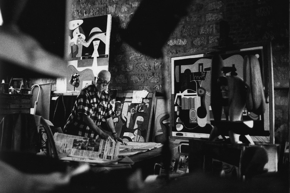 Le Corbusier dans son studio au numéro 24 de la rue Nungesser-et-Coli, 1960. © René Burri / Magnum Photos