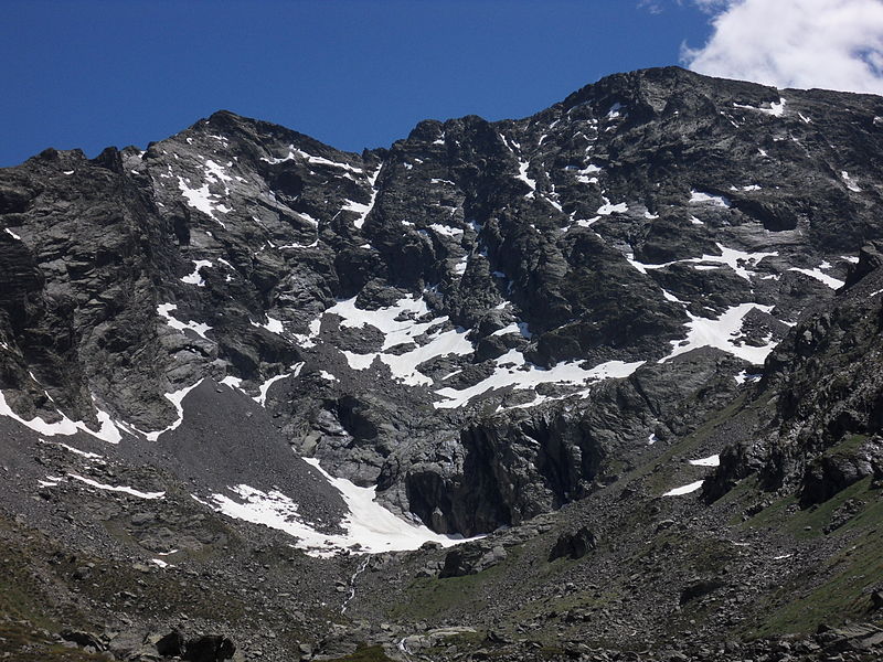 Le pic de Médécourbe et le lac du même nom.