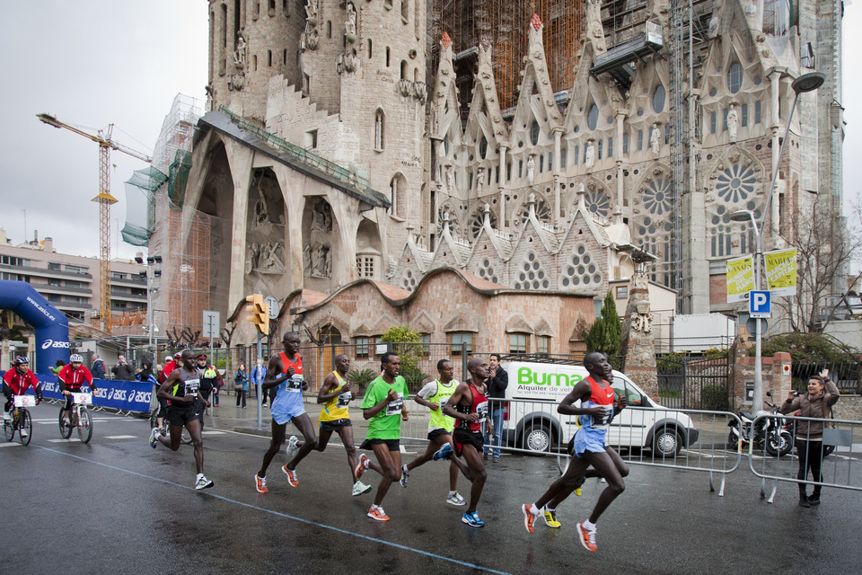 Les leaders passant devant la Sagrada Familia, vers le 16ème kilomètre. © Zurich Marató de Barcelona