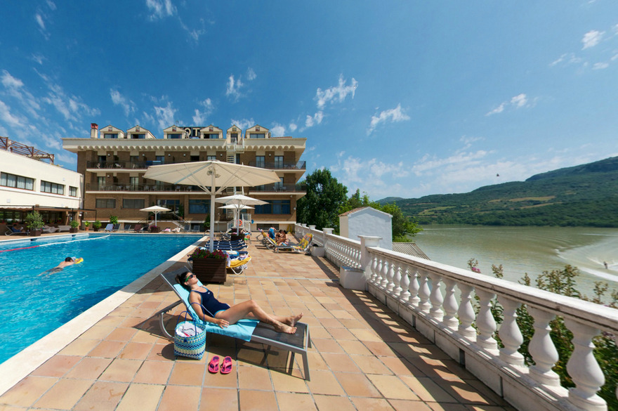 L'Hôtel Terradets, sa piscine, sa terrasse et le lac.