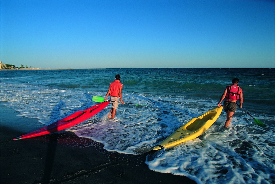 Canoes entrant dans l'eau sur la plage de l'Hospitalet de l'Infant - Costa Daurada (Copyright : Rafael López-Monné - ACT)