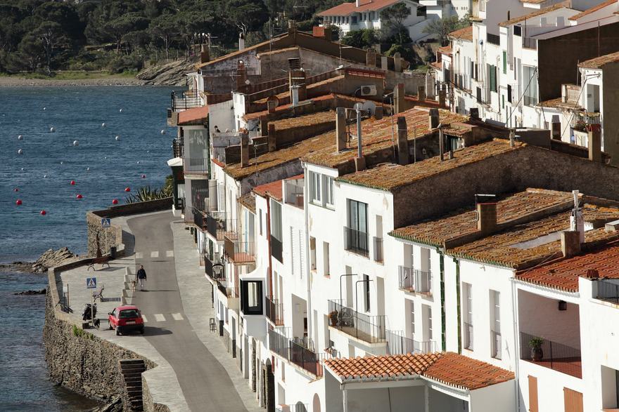 Le front de mer cadaques devant le port.