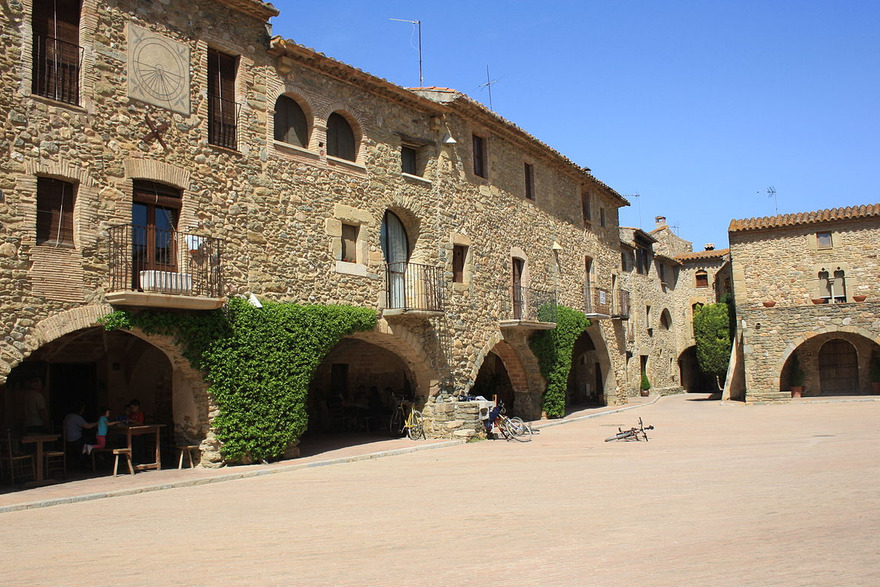 La place du village de Monells - wikipedia