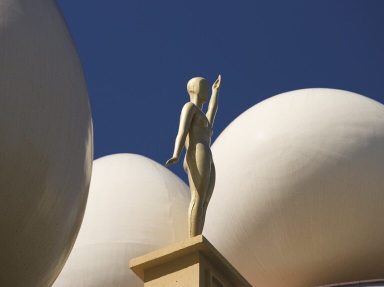 Statue à la tour Galatea, au Théâtre-Musée Dalí de Figueres (Costa Brava, Catalogne)