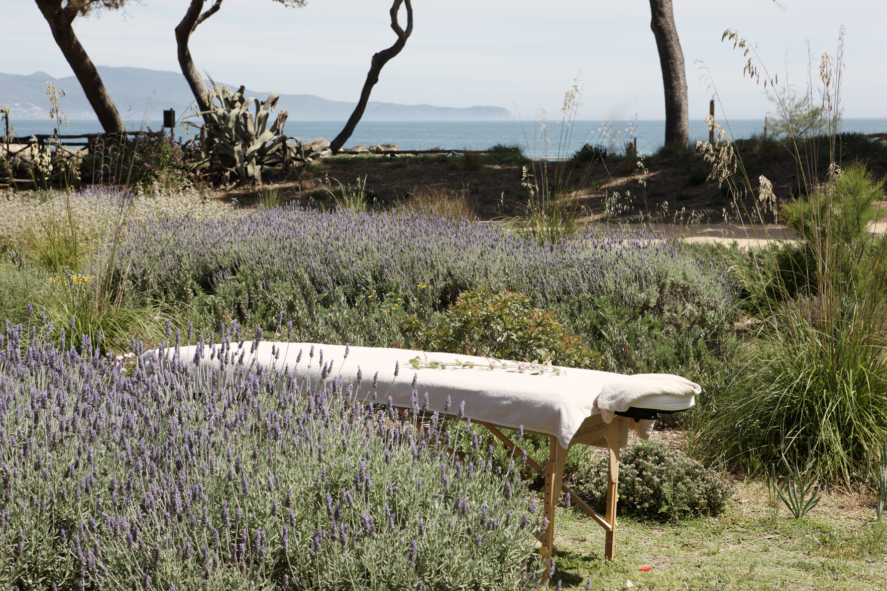 Moment de relaxation dans les jardins de l'hôtel Empuries - © Hostal Empuries