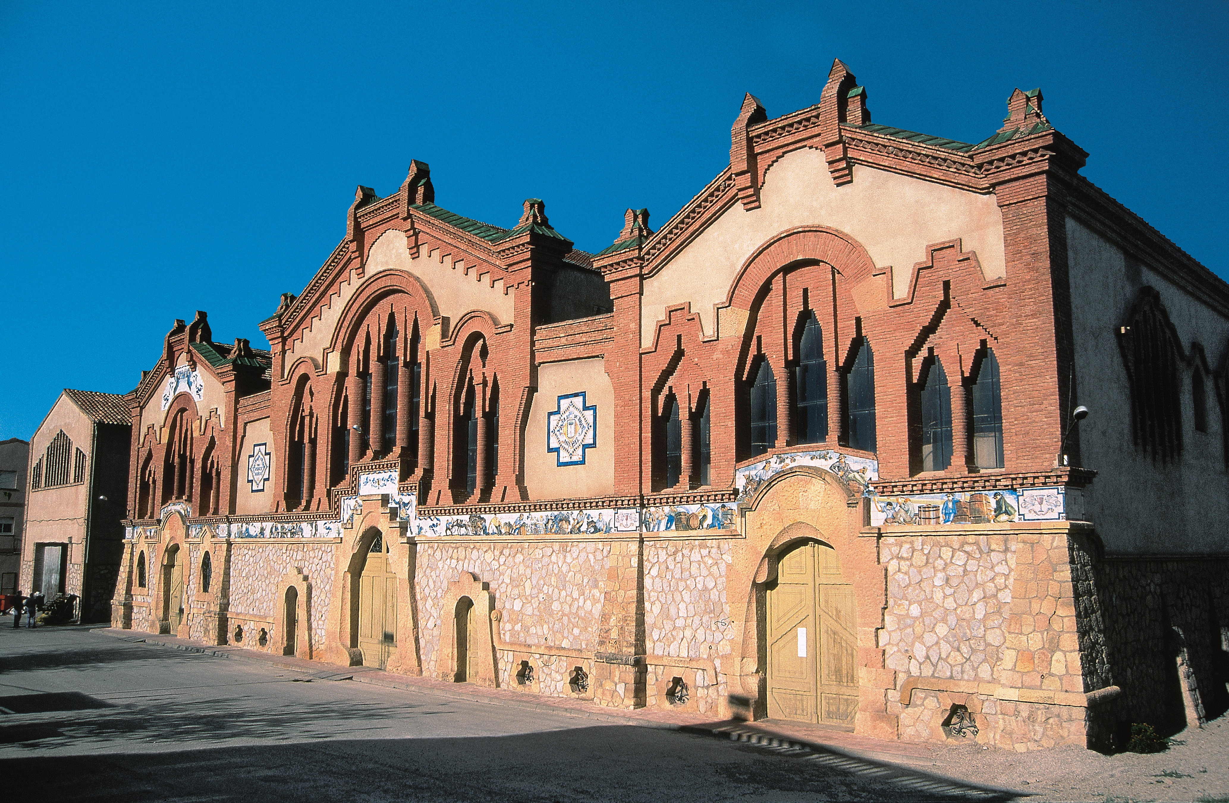 Cave du Pinell del Brai, la Cathédrale du Vin © Georama