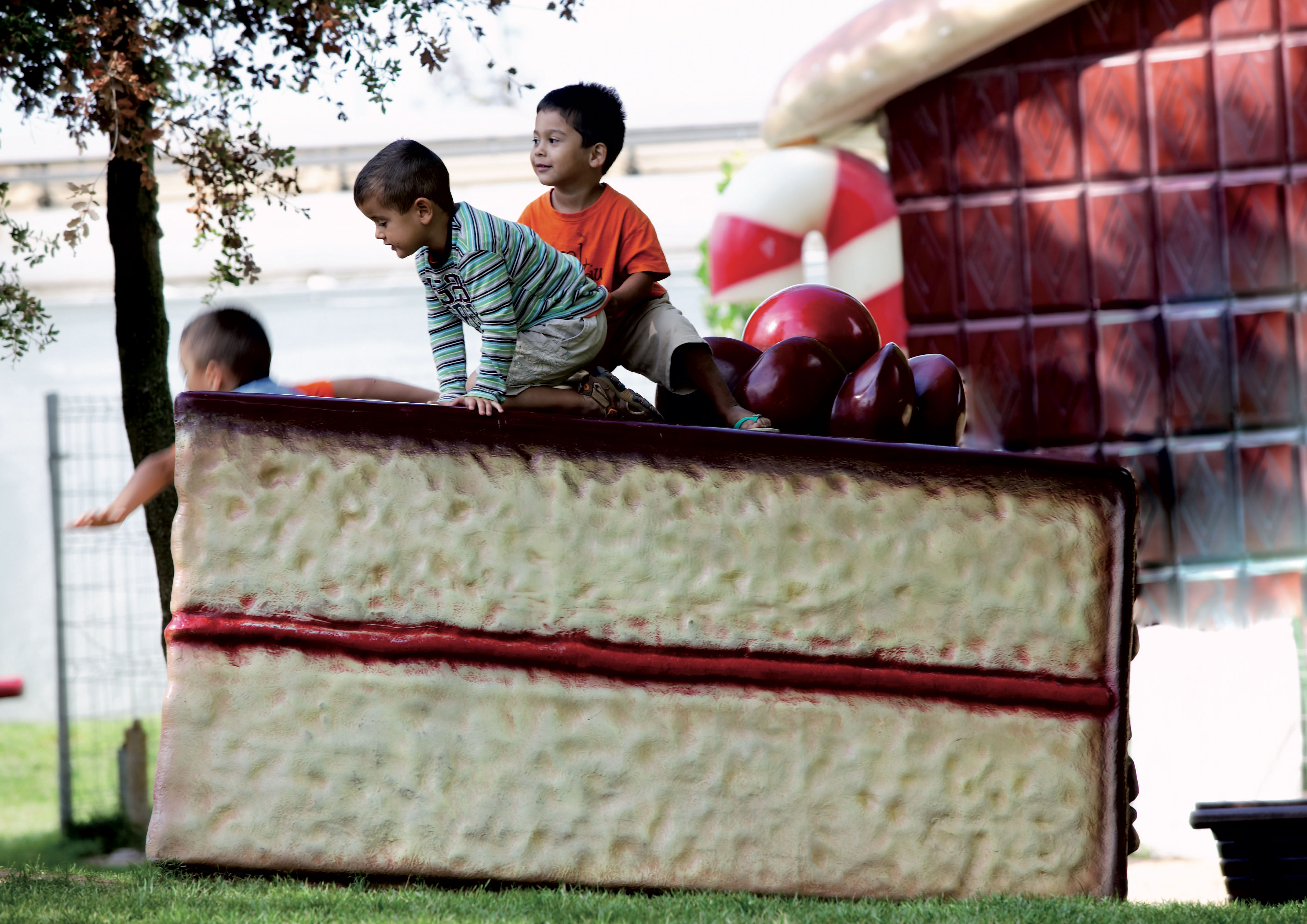 Enfants sur une énorme tranche de gâteau au parc pour enfants Francesc Macià, à Malgrat de Mar ©  Cablepress