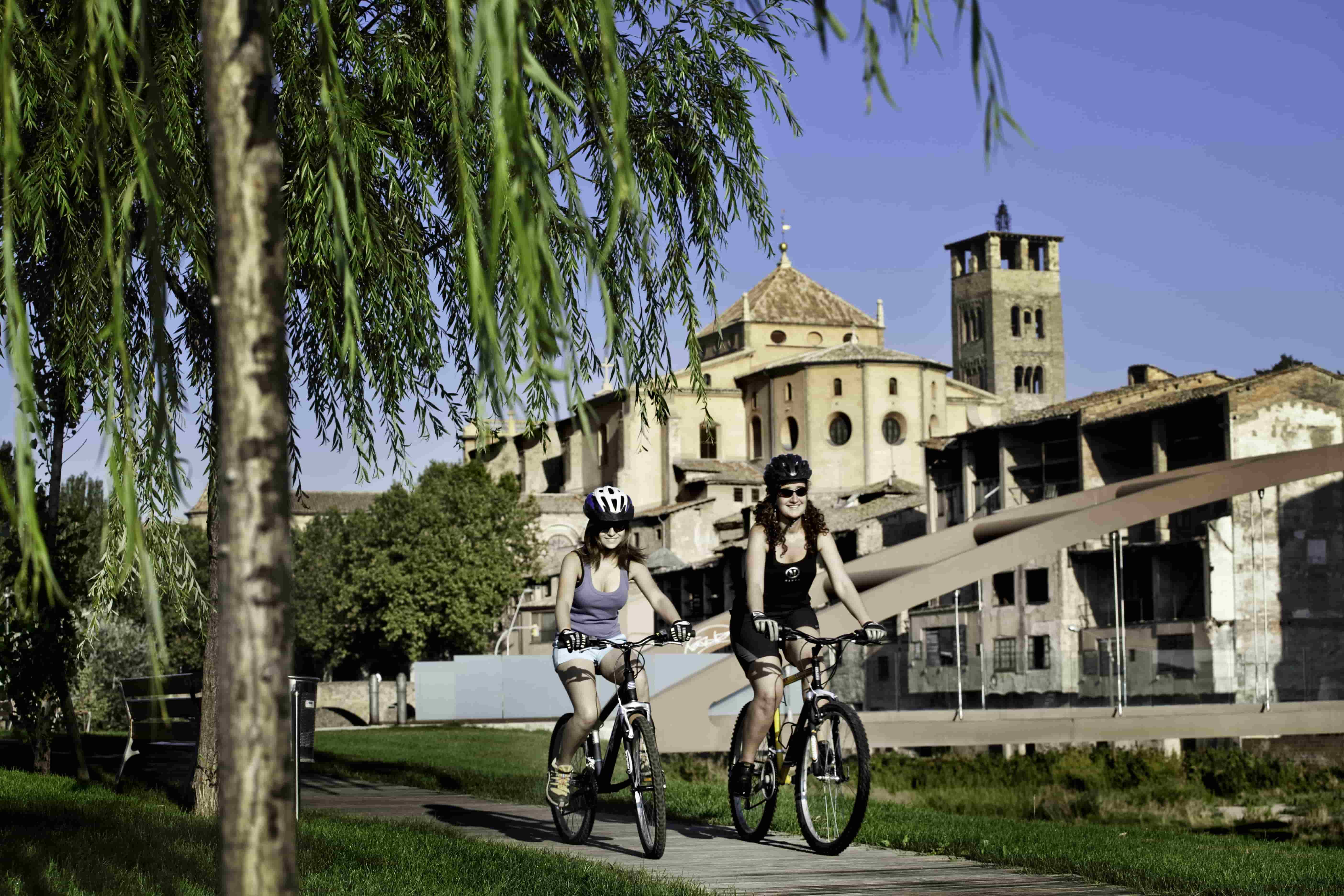 Vic en vélo / Cathédrale et pont roman