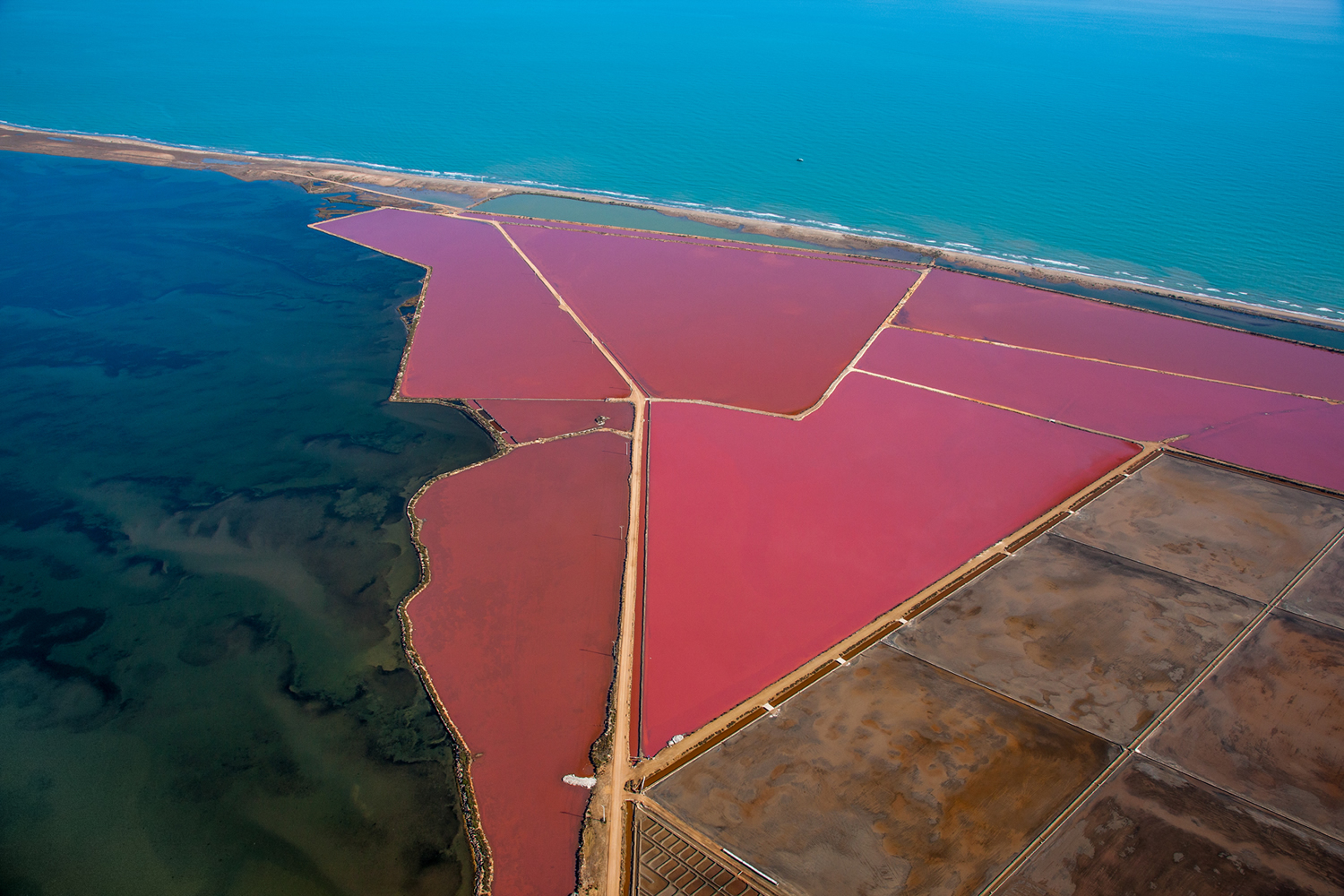 Salines de la Trinitat Delta de lu © Yann Arthus Bertrand