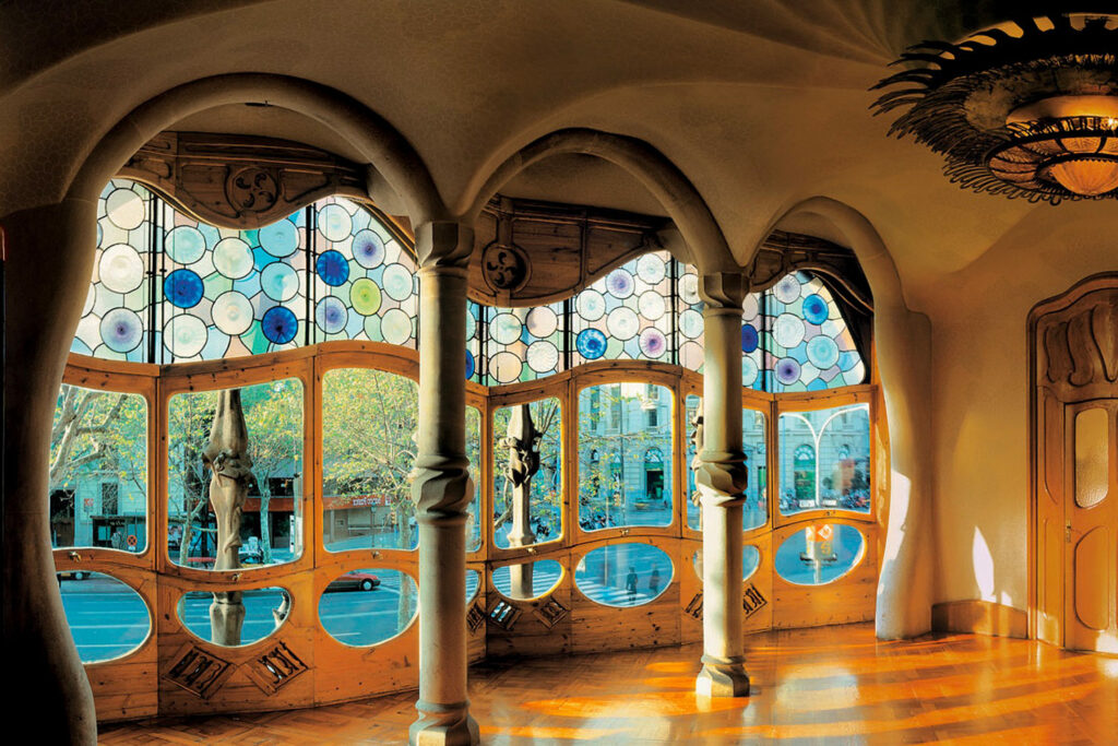 Vue de l'intérieur de la Casa Batlló (Barcelone, Catalogne), oeuvre d'Antoni Gaudí)