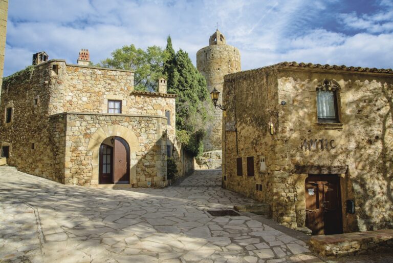 Vue du village médiéval de Pals, sur la Costa Brava (Catalogne)