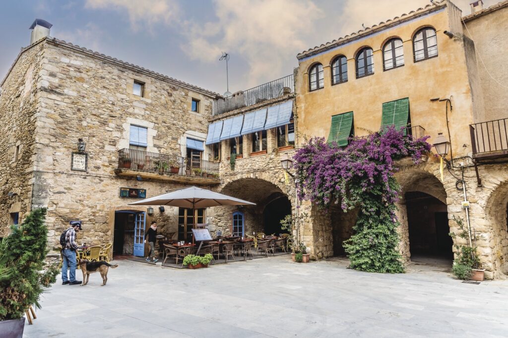 Vue du village médiéval de Peratallada, sur la Costa Brava