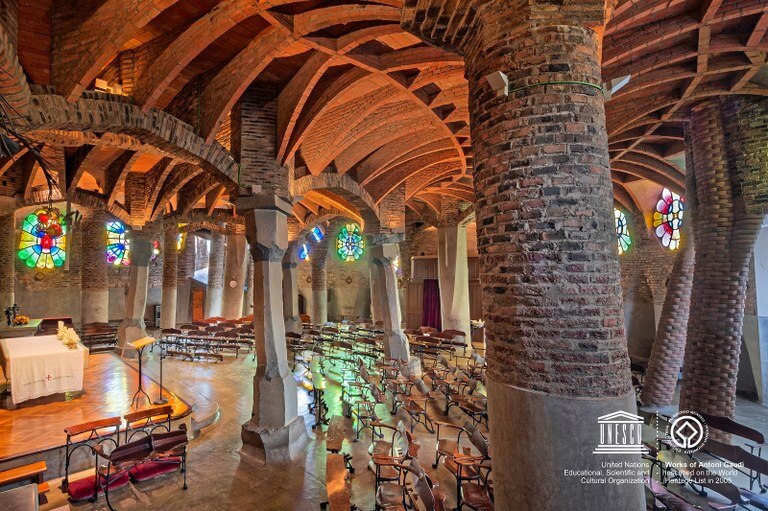 Crypte Gaudí, située à la Colònia Güell (Costa Barcelona, Catalogne)