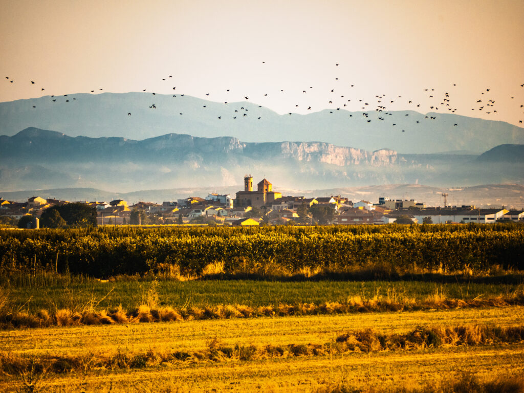 Amanecer Con Vista Desde Lejos De Un Pequeño Pueblo Del Pla D'u