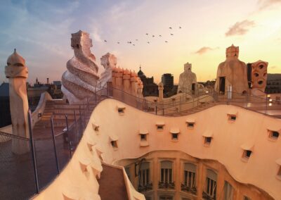 Quels monuments culturels de Barcelone proposent une visite en français ?